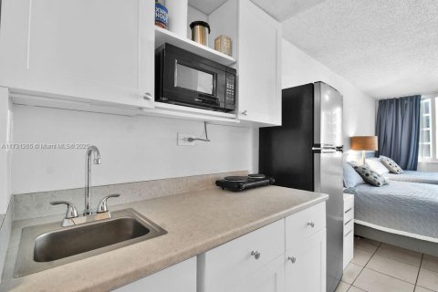 Condo in Sunny Isles Beach, Florida  № 1937276 - photo 12