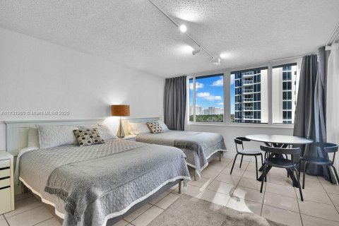 Condo in Sunny Isles Beach, Florida  № 1937276 - photo 2