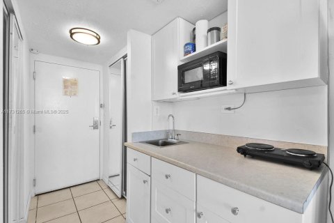 Condo in Sunny Isles Beach, Florida  № 1937276 - photo 11
