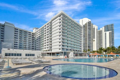 Condo in Sunny Isles Beach, Florida  № 1937276 - photo 21