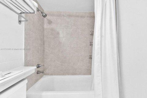 Condo in Sunny Isles Beach, Florida  № 1937276 - photo 6
