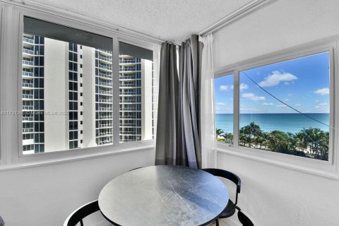 Condo in Sunny Isles Beach, Florida  № 1937276 - photo 4
