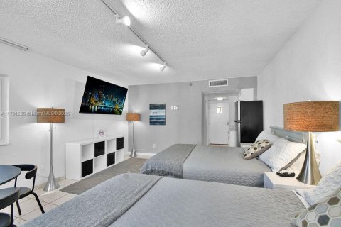 Condo in Sunny Isles Beach, Florida  № 1937276 - photo 9