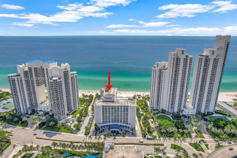 Condo in Sunny Isles Beach, Florida  № 1937276 - photo 27