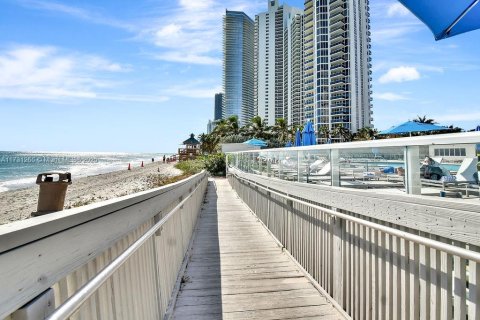 Condo in Sunny Isles Beach, Florida  № 1937276 - photo 24