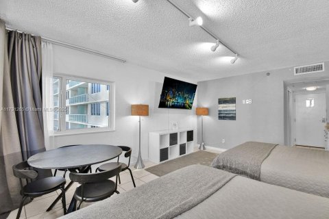 Condo in Sunny Isles Beach, Florida  № 1937276 - photo 15