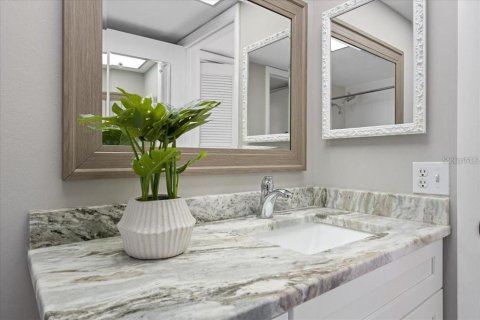 Condo in Saint Petersburg, Florida, 1 bedroom № 2400355 - photo 12