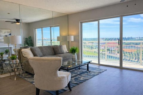 Condo in Saint Petersburg, Florida, 1 bedroom № 2400355 - photo 5