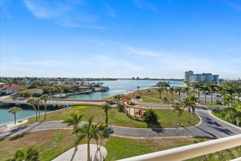 Condo in Saint Petersburg, Florida, 1 bedroom № 2400355 - photo 18