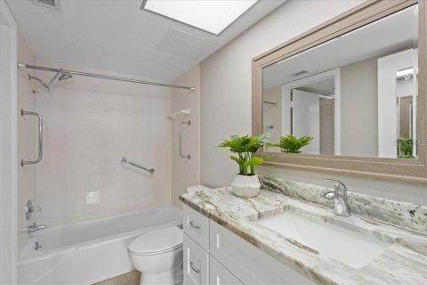 Condo in Saint Petersburg, Florida, 1 bedroom № 2400355 - photo 14