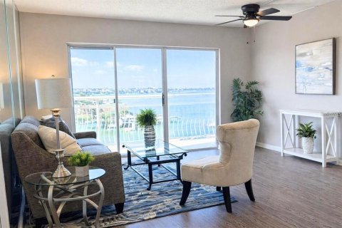 Condo in Saint Petersburg, Florida, 1 bedroom № 2400355 - photo 3