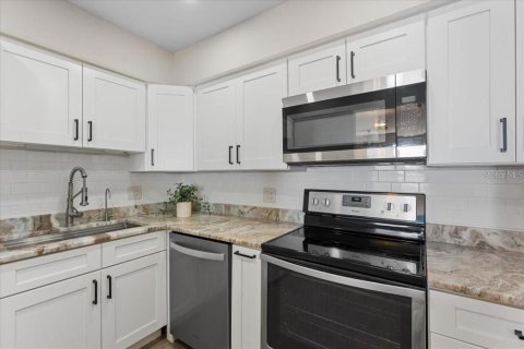 Condo in Saint Petersburg, Florida, 1 bedroom № 2400355 - photo 10