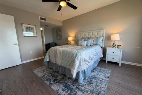 Condo in Saint Petersburg, Florida, 1 bedroom № 2400355 - photo 15