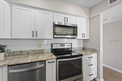 Condo in Saint Petersburg, Florida, 1 bedroom № 2400355 - photo 11