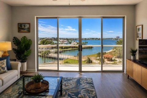 Condo in Saint Petersburg, Florida, 1 bedroom № 2400355 - photo 2