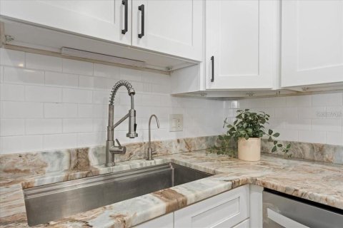 Condo in Saint Petersburg, Florida, 1 bedroom № 2400355 - photo 9