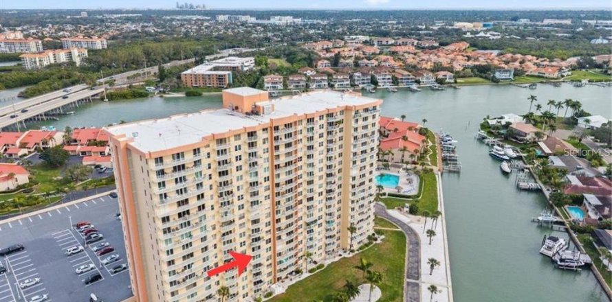 Condo in Saint Petersburg, Florida, 1 bedroom № 2400355