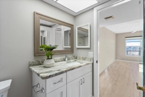Condo in Saint Petersburg, Florida, 1 bedroom № 2400355 - photo 13