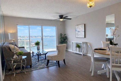 Condo in Saint Petersburg, Florida, 1 bedroom № 2400355 - photo 8