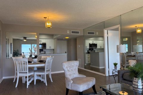 Condo in Saint Petersburg, Florida, 1 bedroom № 2400355 - photo 6