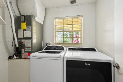 House in Davie, Florida 4 bedrooms, 193.79 sq.m. № 1700839 - photo 21