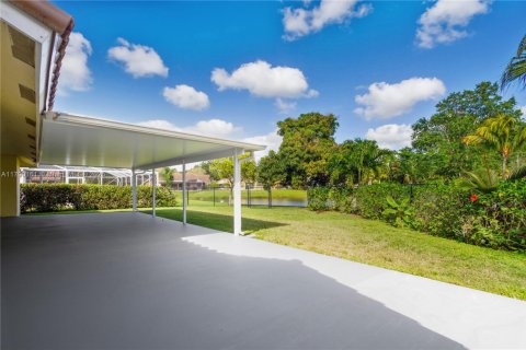 House in Davie, Florida 4 bedrooms, 193.79 sq.m. № 1700839 - photo 23