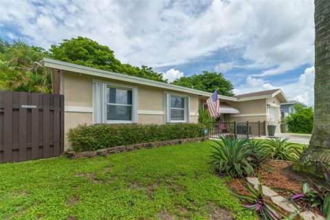 Villa ou maison à vendre à Sunrise, Floride: 3 chambres, 109.53 m2 № 2389057 - photo 2