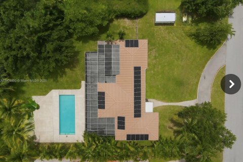 House in Miami Shores, Florida 5 bedrooms, 268.67 sq.m. № 1955232 - photo 1