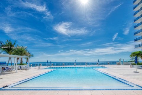 Condominio en alquiler en Hollywood, Florida, 2 dormitorios, 174.38 m2 № 1955365 - foto 13