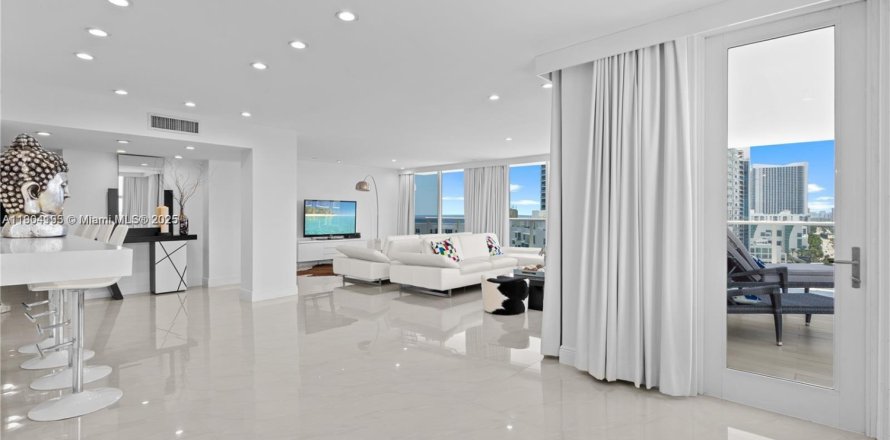 Condominio en Hollywood, Florida, 2 dormitorios  № 1955365