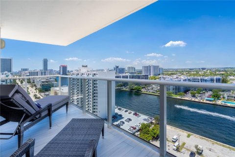 Condominio en alquiler en Hollywood, Florida, 2 dormitorios, 174.38 m2 № 1955365 - foto 2