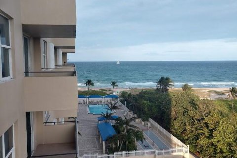 Condo in Lauderdale-by-the-Sea, Florida, 2 bedrooms  № 2402406 - photo 2