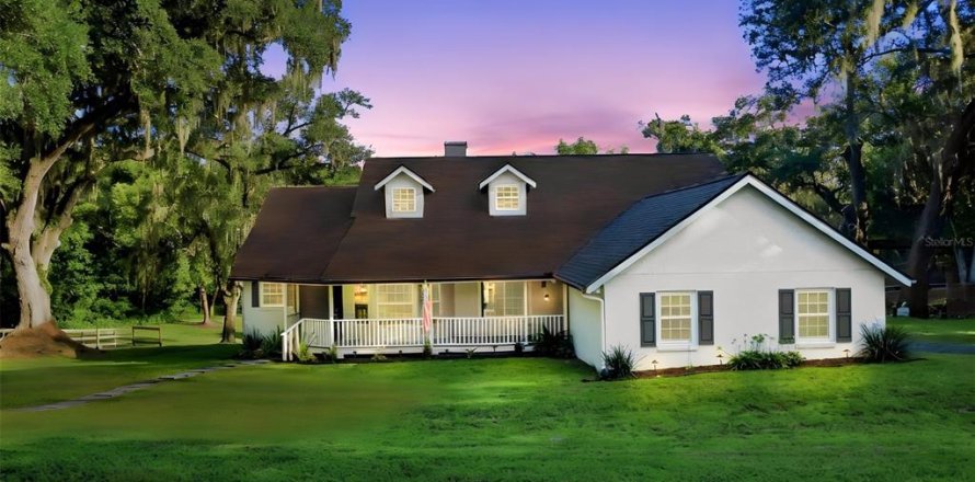 House in Eustis, Florida 4 bedrooms, 369.38 sq.m. № 2295330