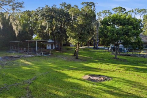 House in Eustis, Florida 4 bedrooms, 369.38 sq.m. № 2295330 - photo 3