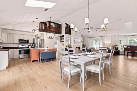 House in Eustis, Florida 4 bedrooms, 369.38 sq.m. № 2295330 - photo 19
