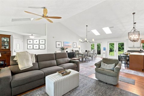 House in Eustis, Florida 4 bedrooms, 369.38 sq.m. № 2295330 - photo 10