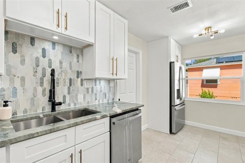 House in Gulfport, Florida 3 bedrooms, 92.53 sq.m. № 2430786 - photo 14