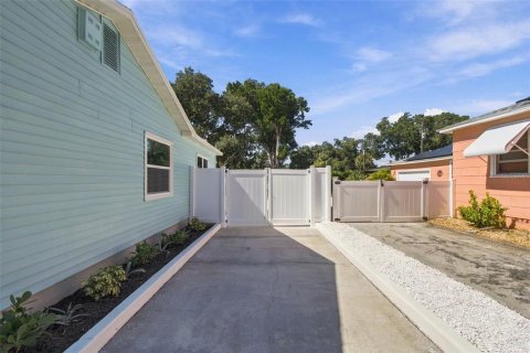 House in Gulfport, Florida 3 bedrooms, 92.53 sq.m. № 2430786 - photo 28