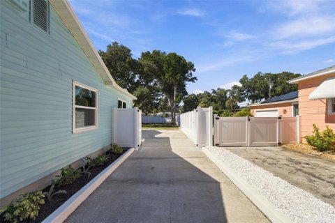 House in Gulfport, Florida 3 bedrooms, 92.53 sq.m. № 2430786 - photo 29