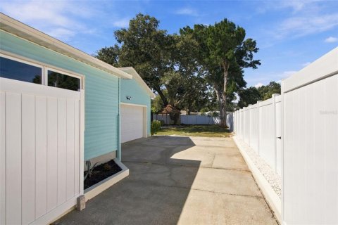 House in Gulfport, Florida 3 bedrooms, 92.53 sq.m. № 2430786 - photo 30