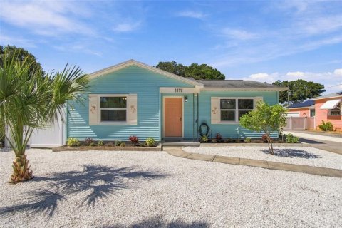 House in Gulfport, Florida 3 bedrooms, 92.53 sq.m. № 2430786