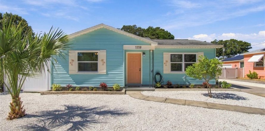 House in Gulfport, Florida 3 bedrooms, 92.53 sq.m. № 2430786
