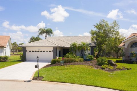 House in Fort Myers, Florida 2 bedrooms, 145.48 sq.m. № 1779746 - photo 1