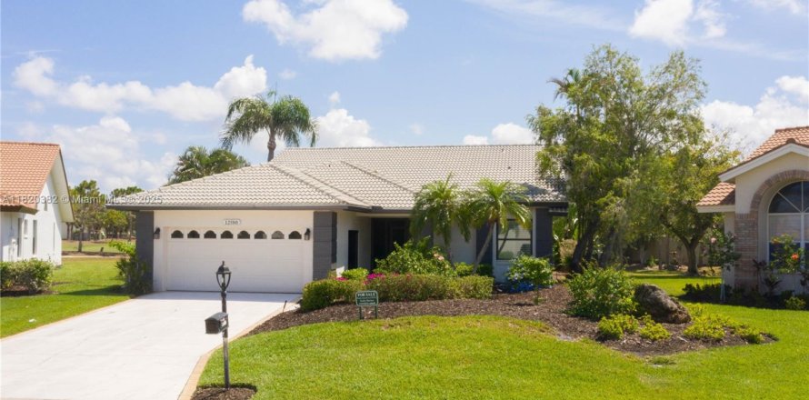 House in Fort Myers, Florida 2 bedrooms, 145.48 sq.m. № 1779746