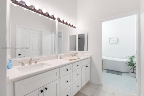 House in Fort Myers, Florida 2 bedrooms, 145.48 sq.m. № 1779746 - photo 16