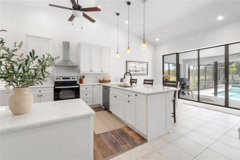 House in Fort Myers, Florida 2 bedrooms, 145.48 sq.m. № 1779746 - photo 4