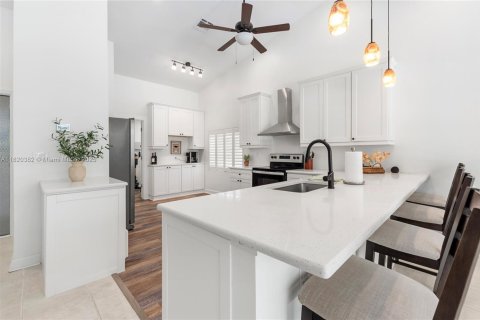 House in Fort Myers, Florida 2 bedrooms, 145.48 sq.m. № 1779746 - photo 8