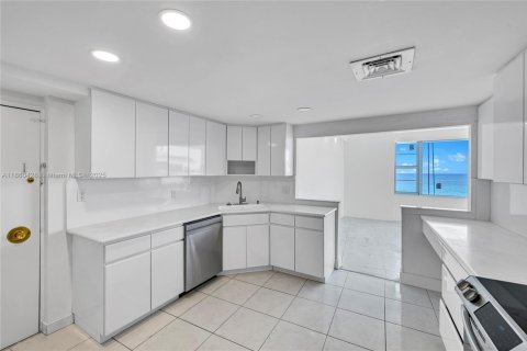 Condominio en alquiler en Miami Beach, Florida, 2 dormitorios, 235.41 m2 № 1892101 - foto 3