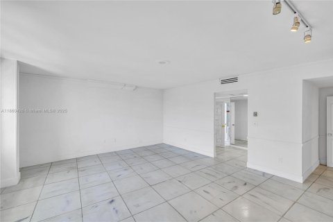 Condominio en alquiler en Miami Beach, Florida, 2 dormitorios, 235.41 m2 № 1892101 - foto 10