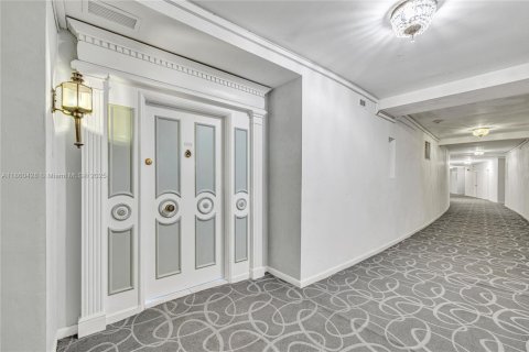 Condominio en alquiler en Miami Beach, Florida, 2 dormitorios, 235.41 m2 № 1892101 - foto 17